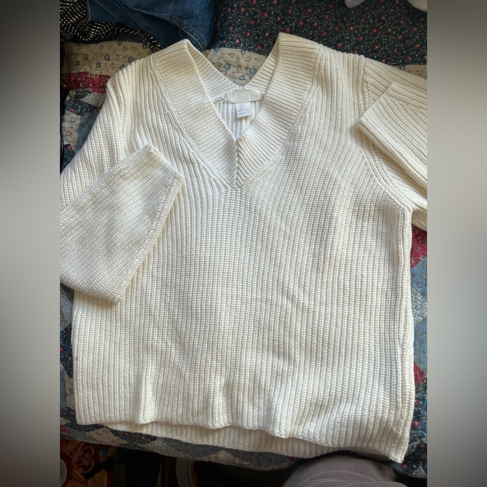 H&M v neck sweater